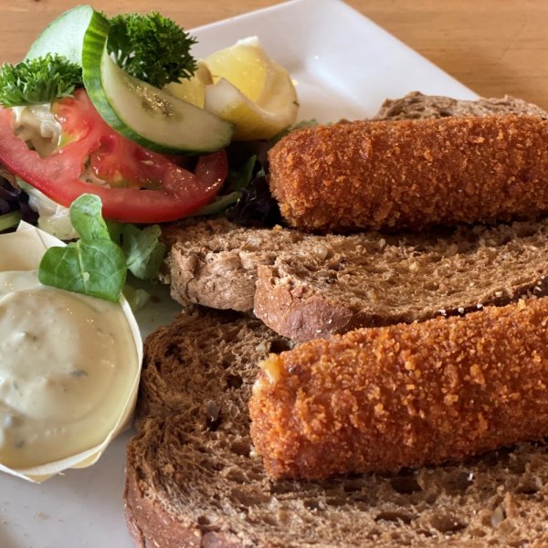 Twee garnalenkroketten met brood