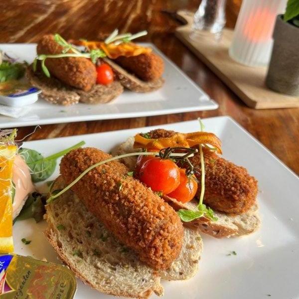 Twee vegetarische kroketten met brood